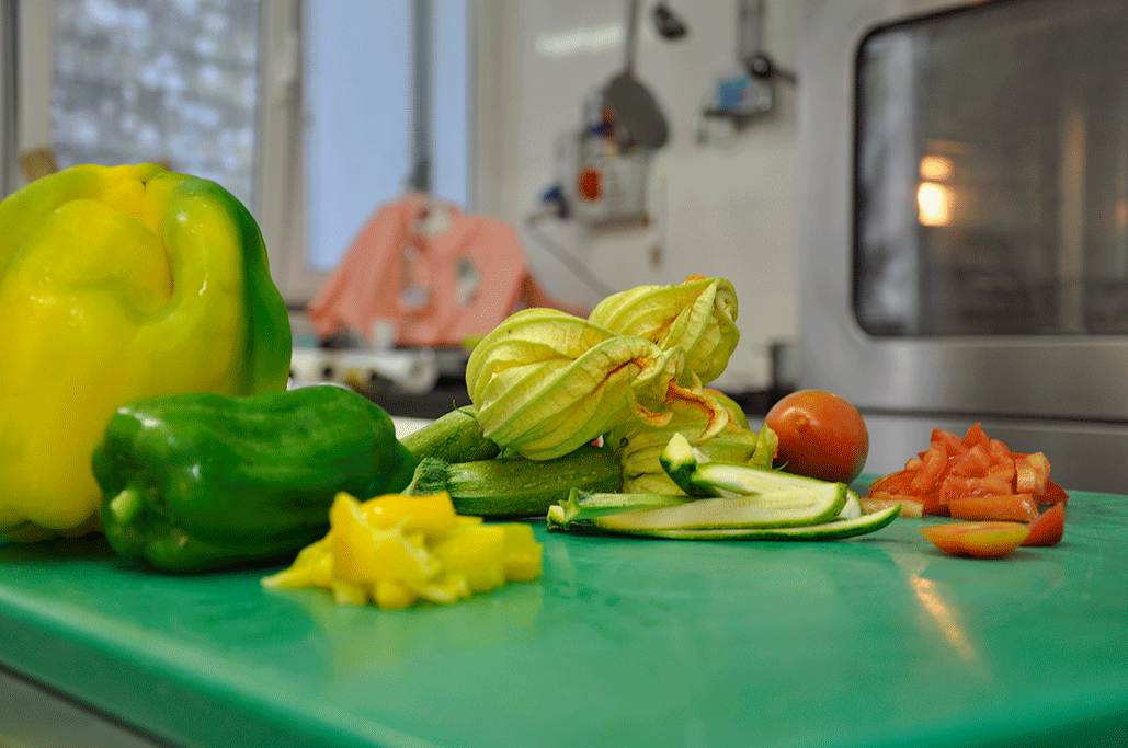 La cucina è gestita da uno staff di cuoche motivato e in costante aggiornamento. I menù dei bambini sono curati con particolare attenzione e vengono proposti percorsi di educazione alimentare legati alla stagionalità e alla territorialità .