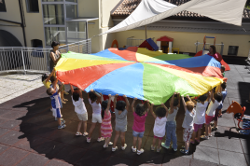 'La Casa Arancione' si propone al territorio come luogo educativo in cui il bambino da 1 anno a 6 anni vive in reale continuità: nelle proposte progettuali, nella metodologia, negli spazi e nelle figure educative di riferimento.